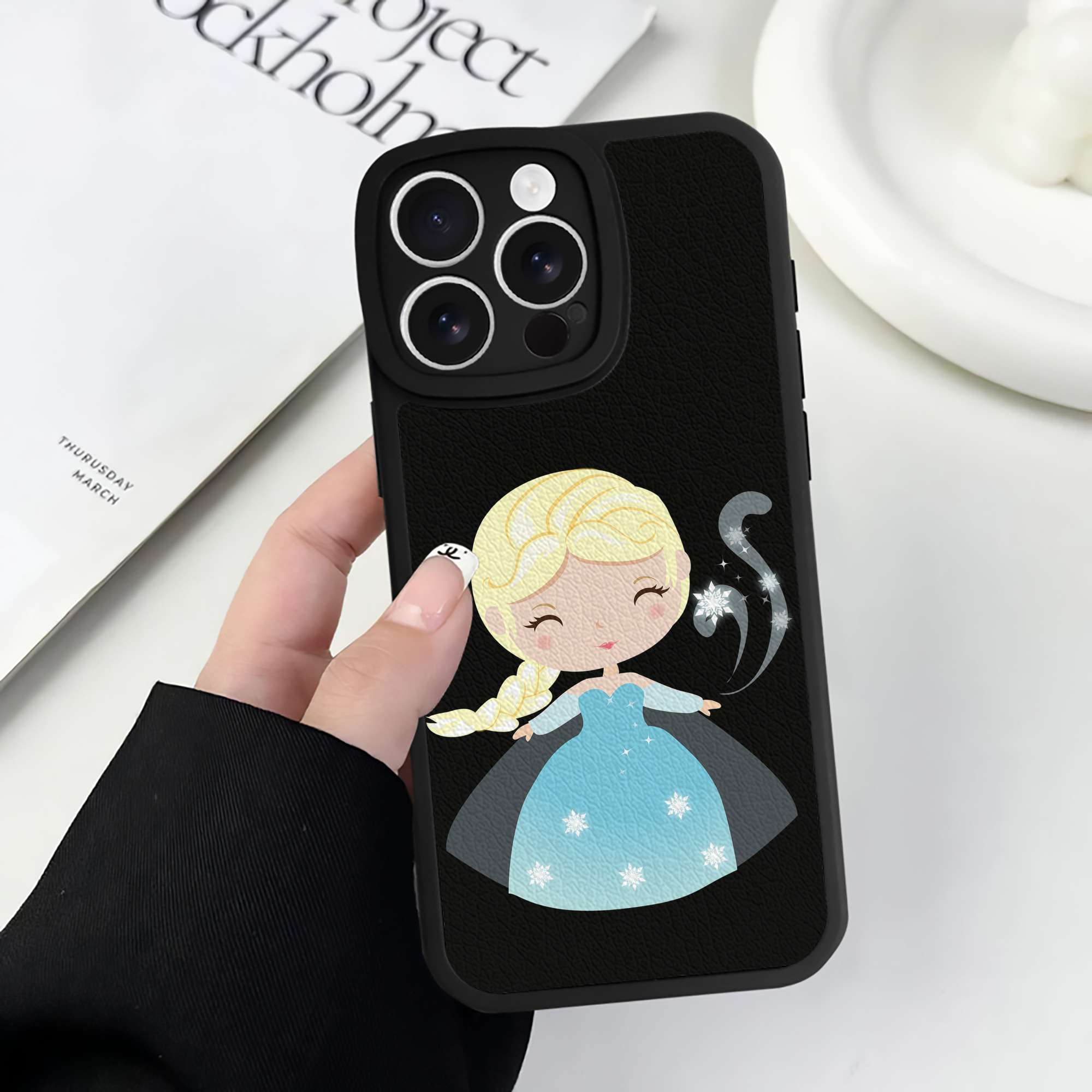 （画像用） アナと雪の女王 アンナ エルサ Frozen Anna Elsa 【iPhone 16シリーズ対応】シリコンスマホケース（レザー調） 材質：シリコン